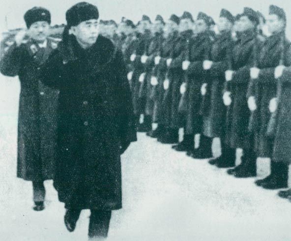 1957年1月16日，周恩來、賀龍檢閱匈牙利人民軍儀仗隊。