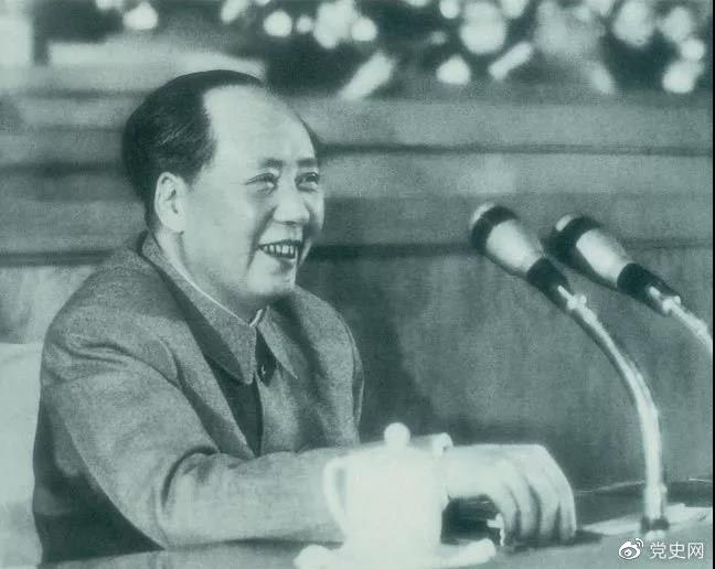 1962年1月30日，毛澤東在擴(kuò)大的黨中央工作會(huì)議上講話。