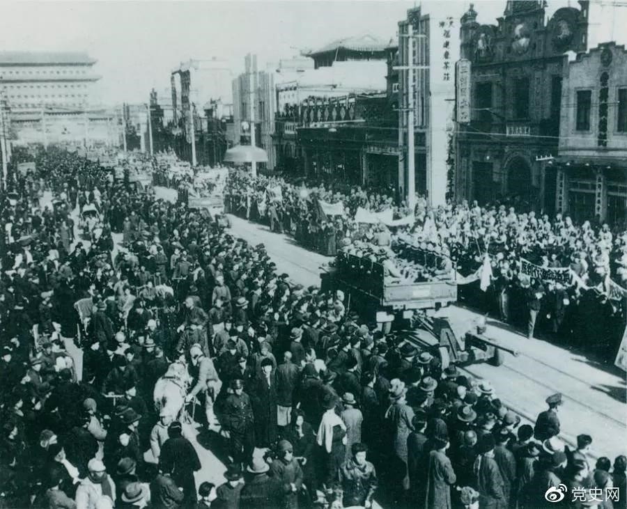 1949年1月31日，北平和平解放。圖為人民解放軍舉行入城式。