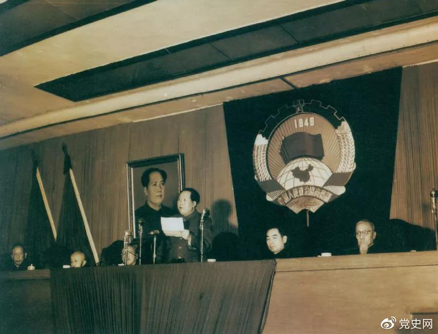 1953年2月7日，毛澤東在中國人民政治協(xié)商會議上發(fā)表講話。