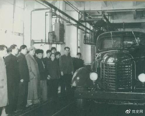 1958年2月13日，毛澤東北上長春，來到長春汽車制造廠。這是毛澤東在注視著從總裝配線下來的解放牌汽車。