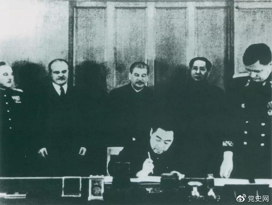 1950年2月14日，毛澤東與斯大林出席在克里姆林宮舉行的《中蘇友好同盟互助條約》簽字儀式。