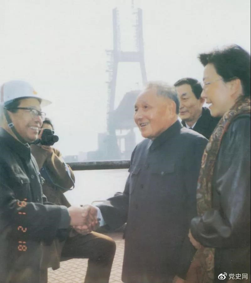 1991年2月18日，鄧小平視察上海南浦大橋工地時同大橋工程設計人員握手。