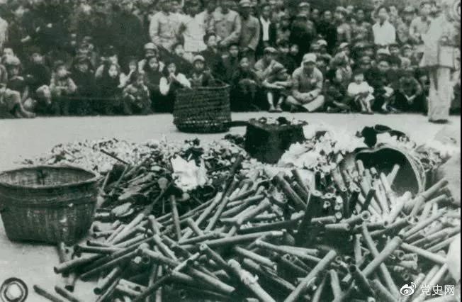 1950年2月24日，政務(wù)院發(fā)出《關(guān)于嚴(yán)禁鴉片煙毒的通令》。圖為政府收繳的煙具和賭具。