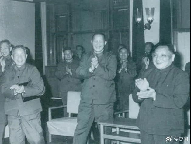 1978年3月，鄧小平和參加五屆人大一次會議的解放軍代表在一起。